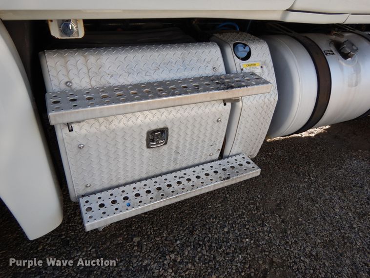 image for item DJ5799 2012 Freightliner Cascadia 125  semi truck