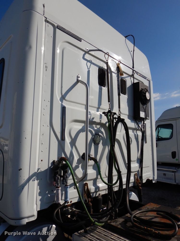 image for item DJ5799 2012 Freightliner Cascadia 125  semi truck