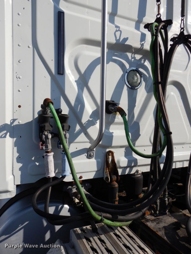 image for item DJ5799 2012 Freightliner Cascadia 125  semi truck