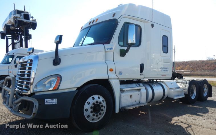 image for item DJ5800 2013 Freightliner Cascadia 125  semi truck