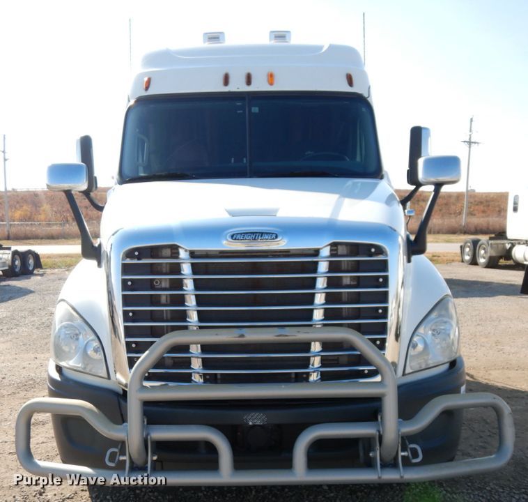 image for item DJ5800 2013 Freightliner Cascadia 125  semi truck