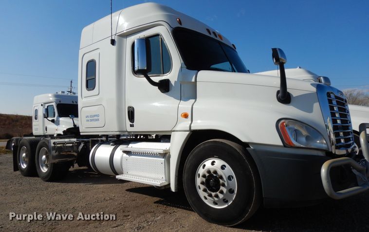 image for item DJ5800 2013 Freightliner Cascadia 125  semi truck