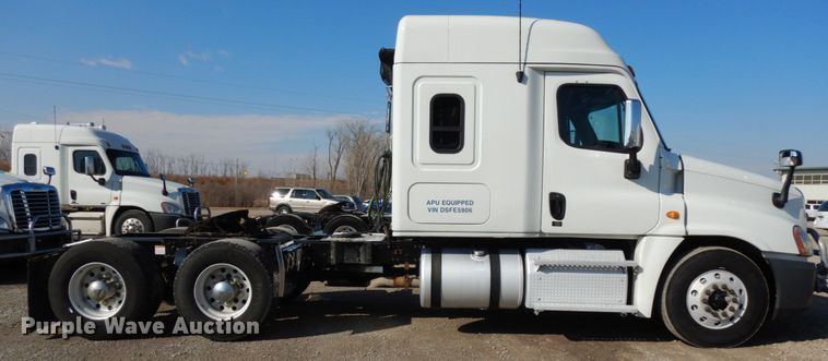 image for item DJ5800 2013 Freightliner Cascadia 125  semi truck