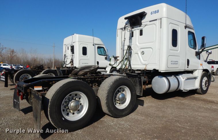 image for item DJ5800 2013 Freightliner Cascadia 125  semi truck