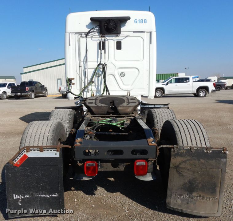 image for item DJ5800 2013 Freightliner Cascadia 125  semi truck