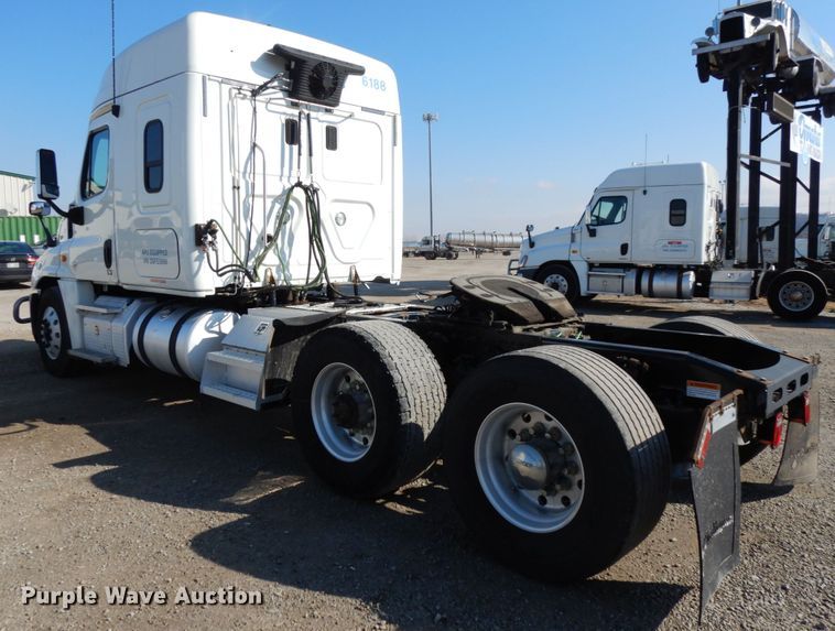 image for item DJ5800 2013 Freightliner Cascadia 125  semi truck