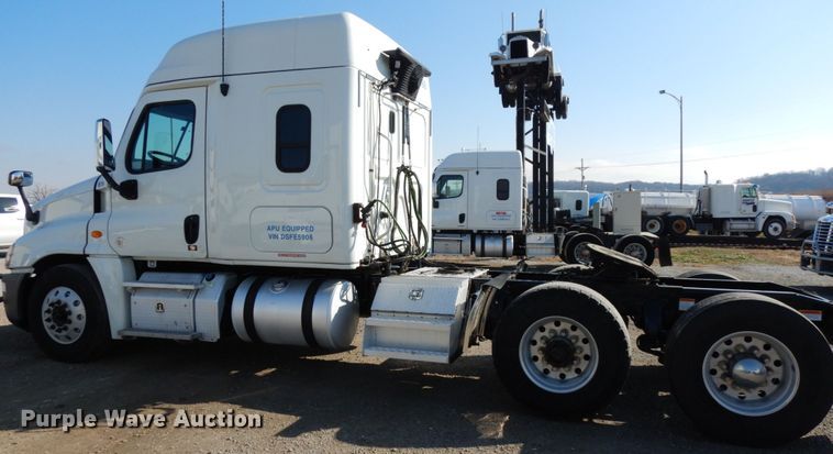 image for item DJ5800 2013 Freightliner Cascadia 125  semi truck