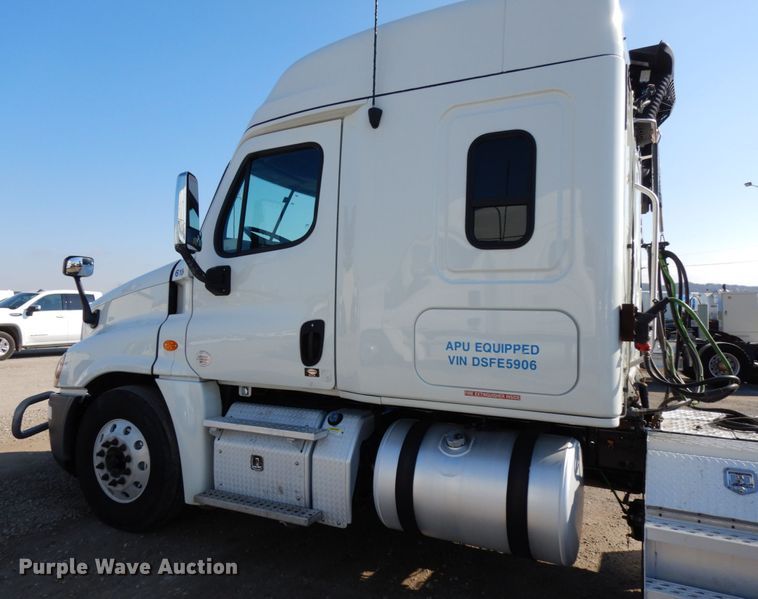 image for item DJ5800 2013 Freightliner Cascadia 125  semi truck