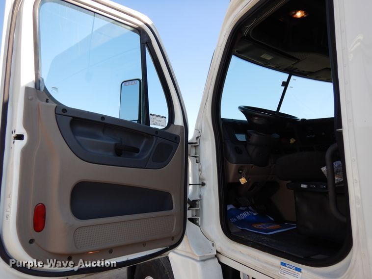 image for item DJ5800 2013 Freightliner Cascadia 125  semi truck