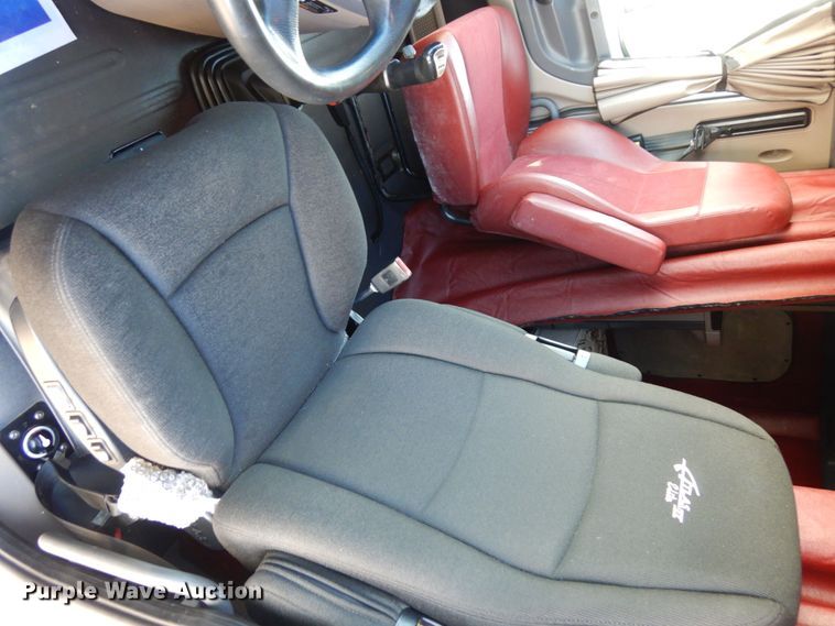 image for item DJ5800 2013 Freightliner Cascadia 125  semi truck