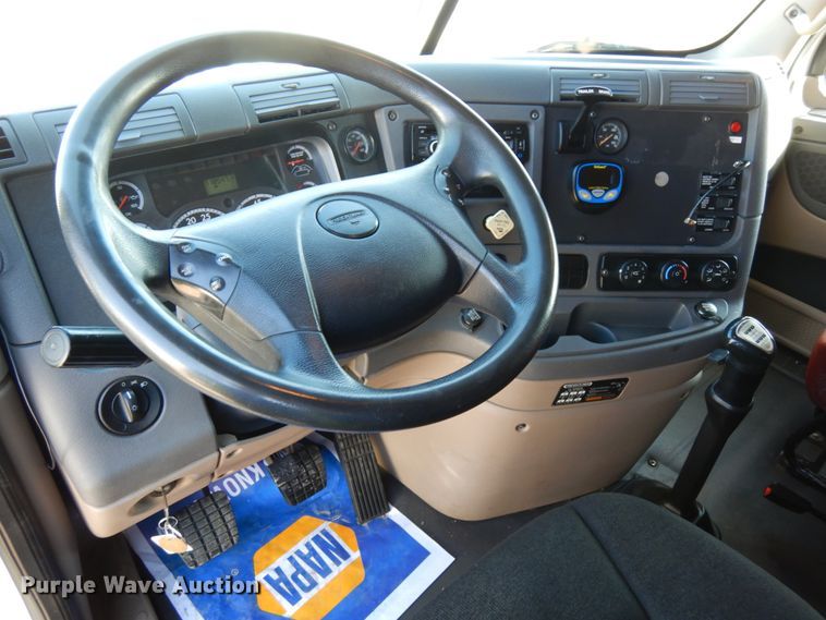 image for item DJ5800 2013 Freightliner Cascadia 125  semi truck