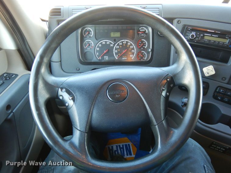 image for item DJ5800 2013 Freightliner Cascadia 125  semi truck