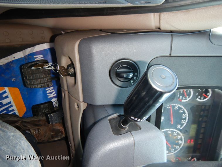 image for item DJ5800 2013 Freightliner Cascadia 125  semi truck