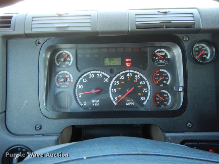 image for item DJ5800 2013 Freightliner Cascadia 125  semi truck