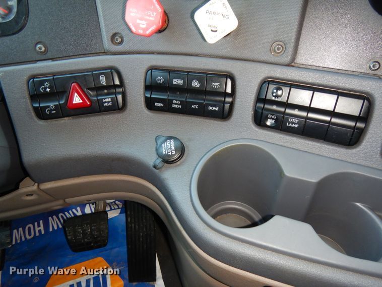 image for item DJ5800 2013 Freightliner Cascadia 125  semi truck