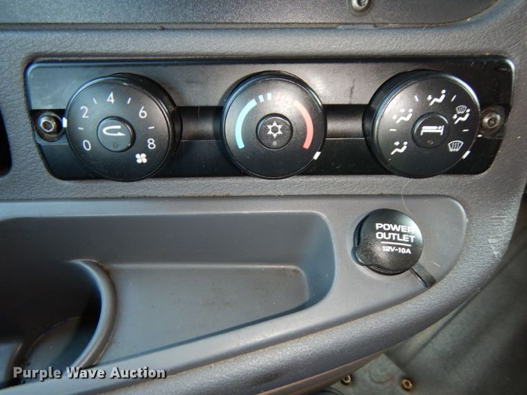 image for item DJ5800 2013 Freightliner Cascadia 125  semi truck