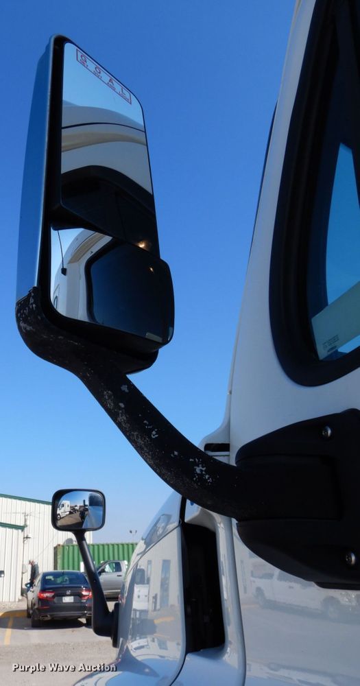 image for item DJ5800 2013 Freightliner Cascadia 125  semi truck