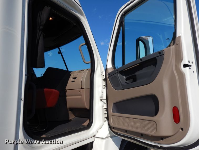 image for item DJ5800 2013 Freightliner Cascadia 125  semi truck