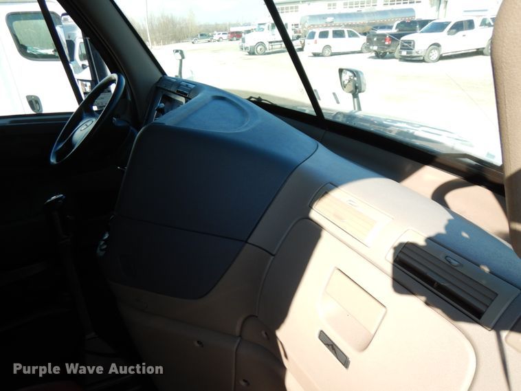 image for item DJ5800 2013 Freightliner Cascadia 125  semi truck