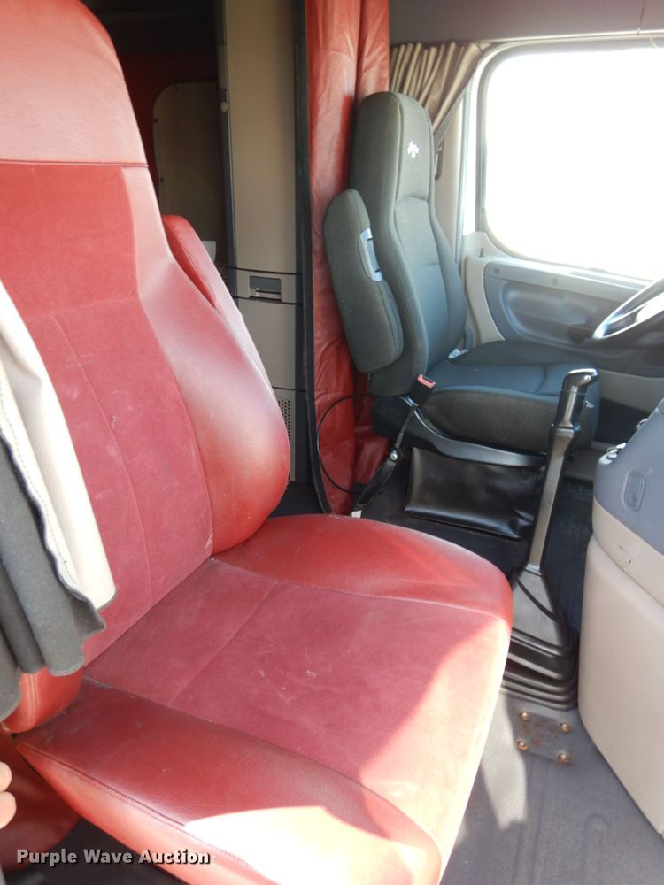 image for item DJ5800 2013 Freightliner Cascadia 125  semi truck