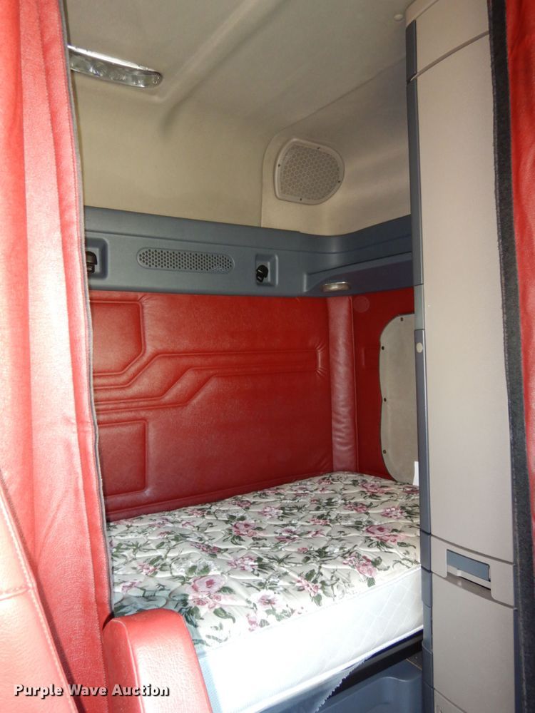 image for item DJ5800 2013 Freightliner Cascadia 125  semi truck