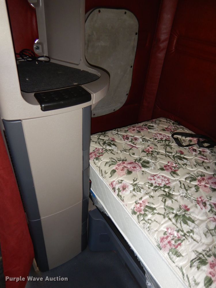 image for item DJ5800 2013 Freightliner Cascadia 125  semi truck