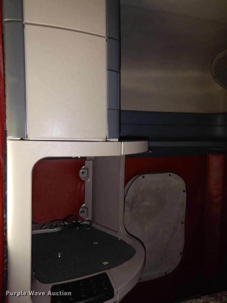 image for item DJ5800 2013 Freightliner Cascadia 125  semi truck