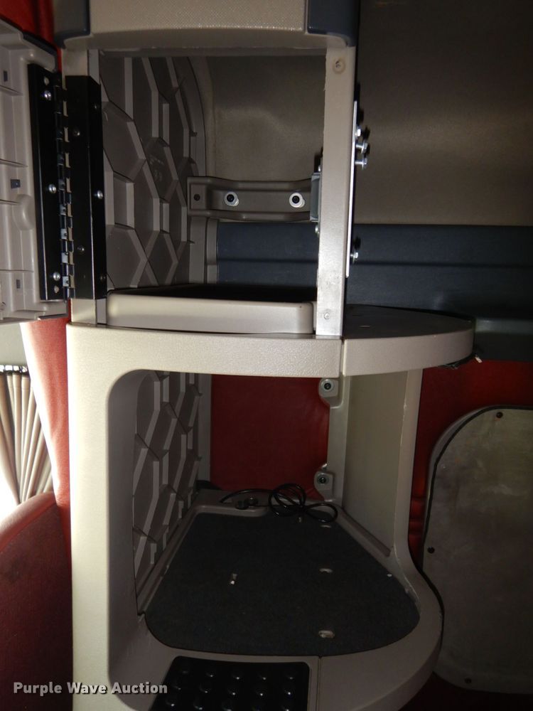 image for item DJ5800 2013 Freightliner Cascadia 125  semi truck