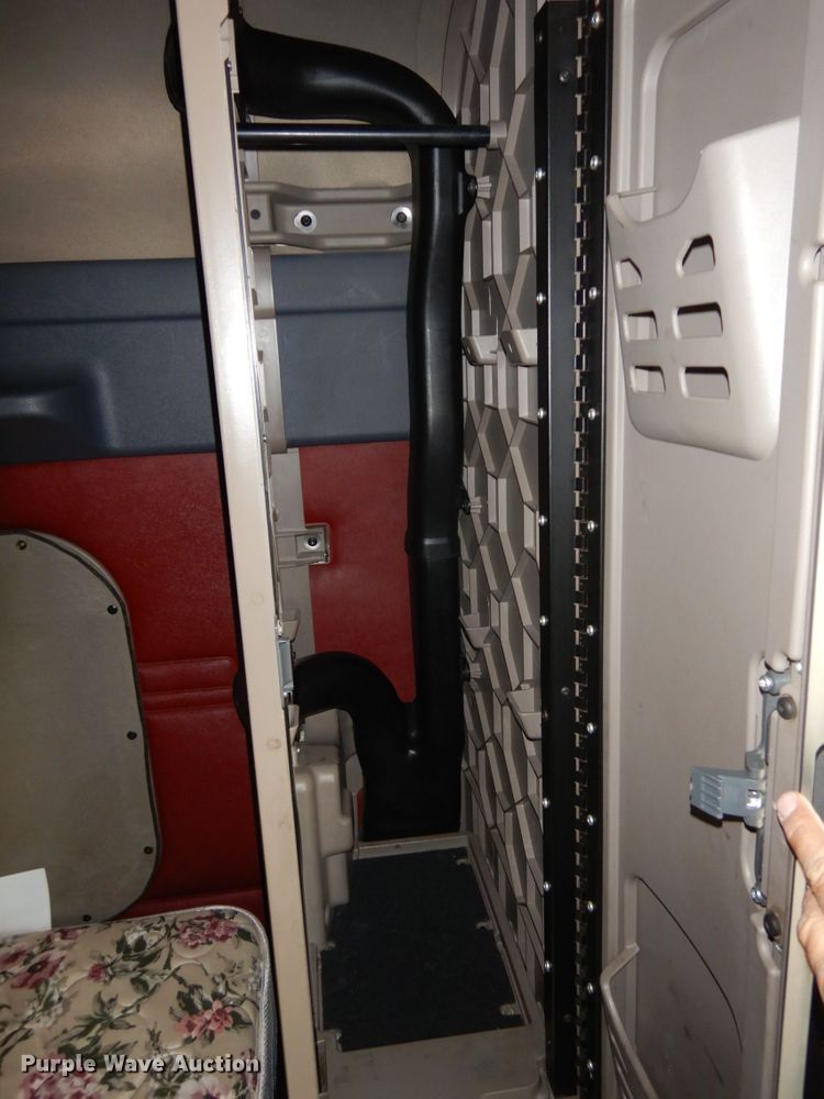 image for item DJ5800 2013 Freightliner Cascadia 125  semi truck