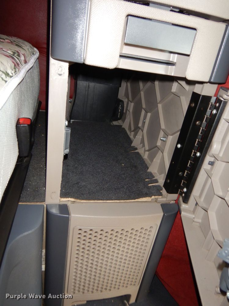 image for item DJ5800 2013 Freightliner Cascadia 125  semi truck