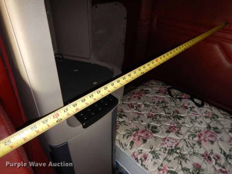 image for item DJ5800 2013 Freightliner Cascadia 125  semi truck