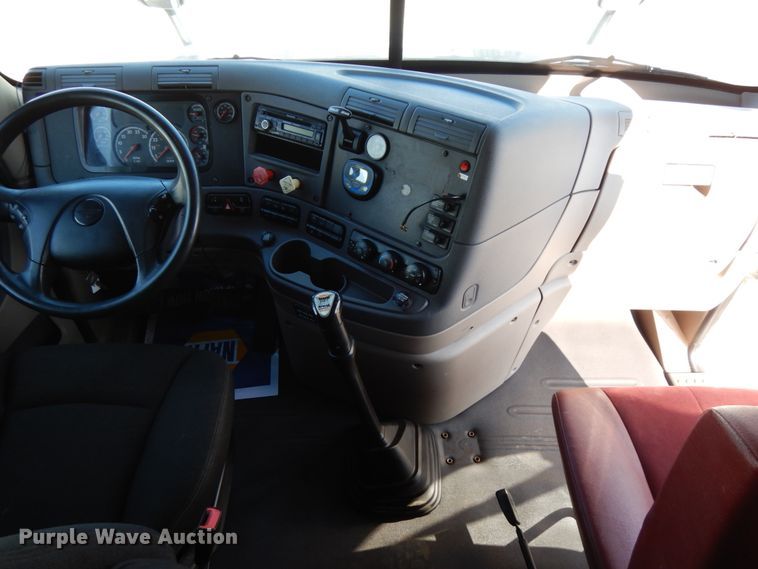 image for item DJ5800 2013 Freightliner Cascadia 125  semi truck