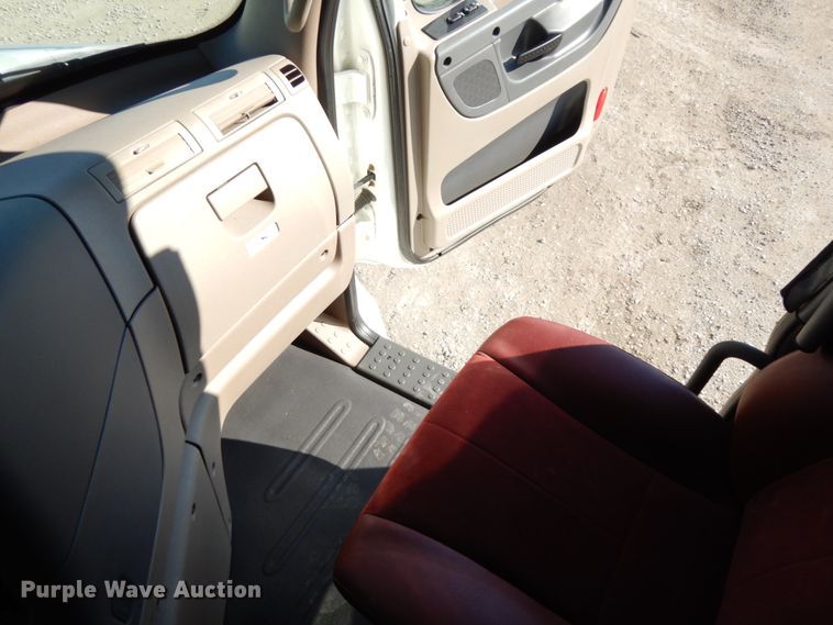 image for item DJ5800 2013 Freightliner Cascadia 125  semi truck