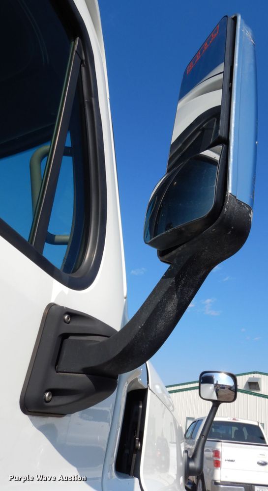 image for item DJ5800 2013 Freightliner Cascadia 125  semi truck