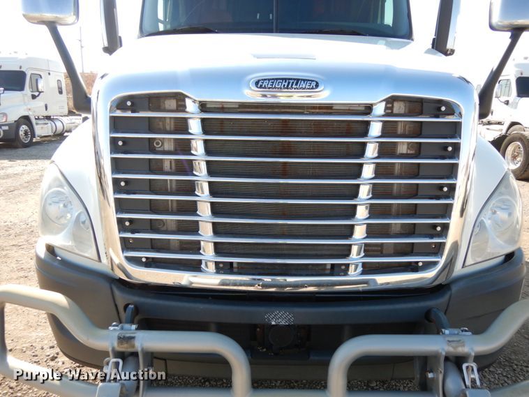 image for item DJ5800 2013 Freightliner Cascadia 125  semi truck