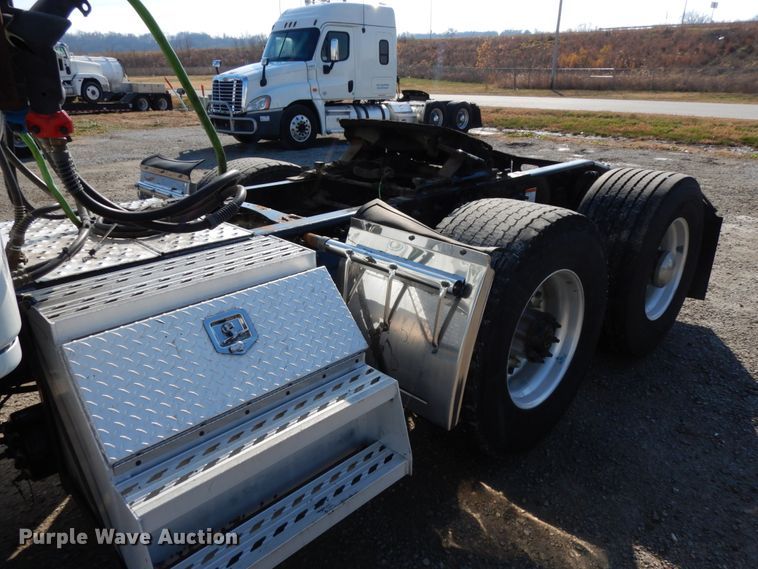 image for item DJ5800 2013 Freightliner Cascadia 125  semi truck