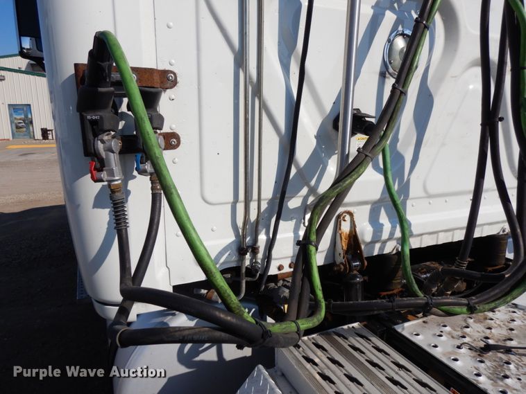 image for item DJ5800 2013 Freightliner Cascadia 125  semi truck