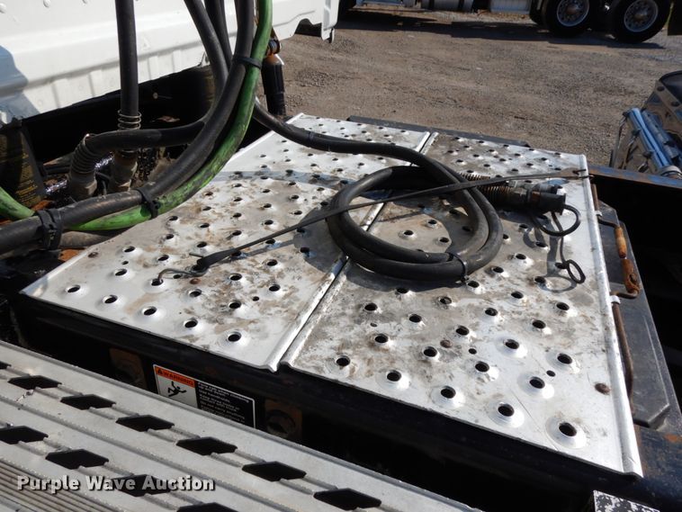 image for item DJ5800 2013 Freightliner Cascadia 125  semi truck