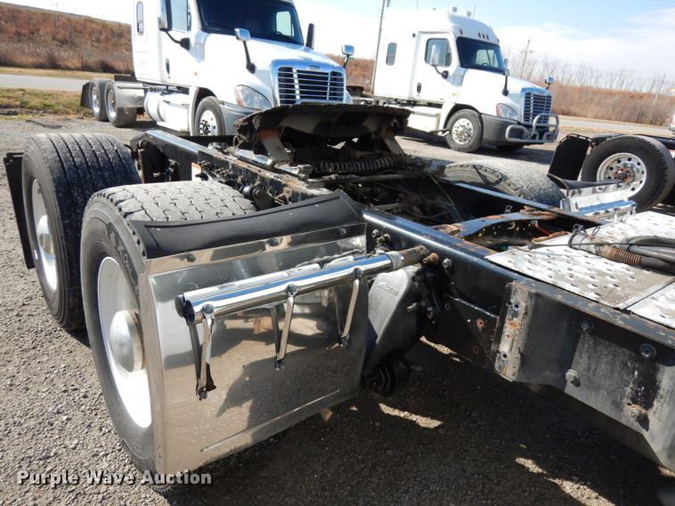 image for item DJ5800 2013 Freightliner Cascadia 125  semi truck