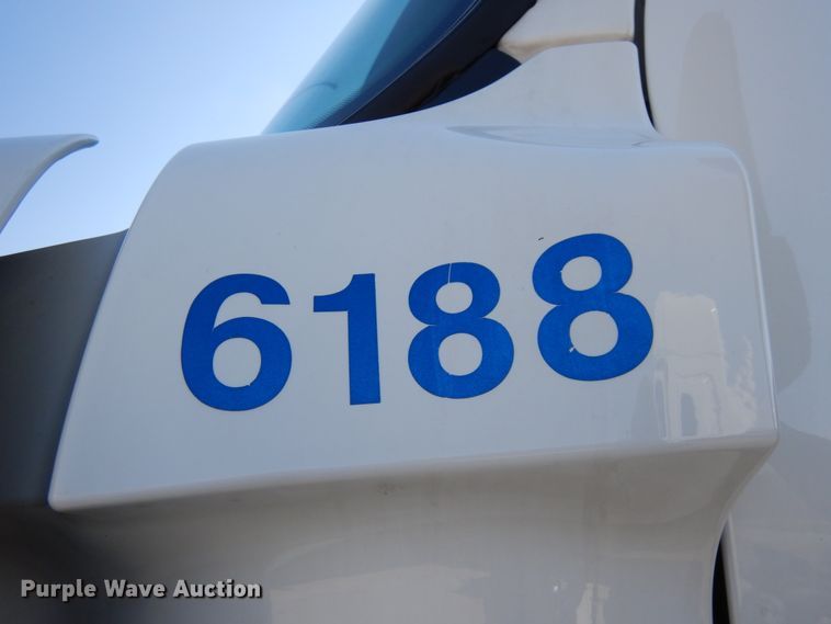 image for item DJ5800 2013 Freightliner Cascadia 125  semi truck