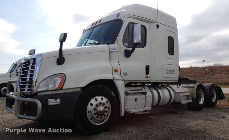 image for item DJ5801 2013 Freightliner Cascadia 125  semi truck