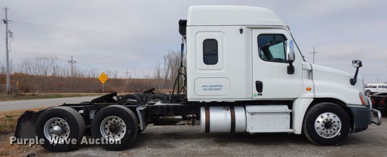image for item DJ5801 2013 Freightliner Cascadia 125  semi truck