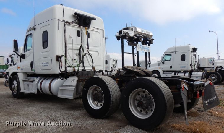 image for item DJ5801 2013 Freightliner Cascadia 125  semi truck