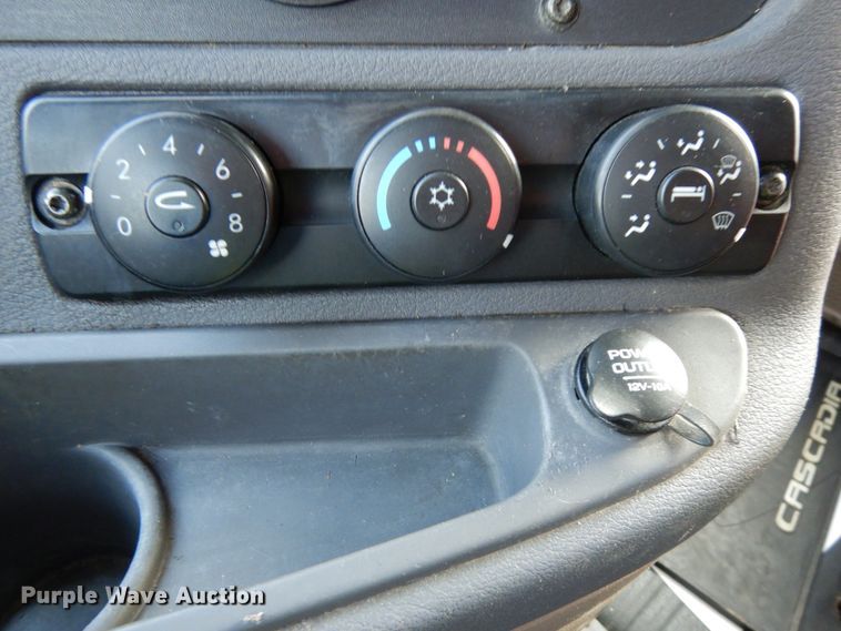 image for item DJ5801 2013 Freightliner Cascadia 125  semi truck