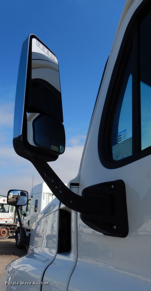 image for item DJ5801 2013 Freightliner Cascadia 125  semi truck