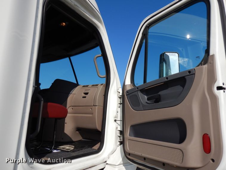 image for item DJ5801 2013 Freightliner Cascadia 125  semi truck