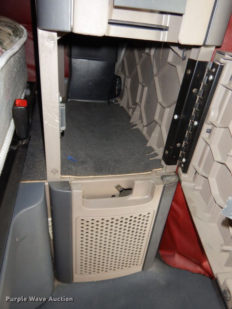 image for item DJ5801 2013 Freightliner Cascadia 125  semi truck