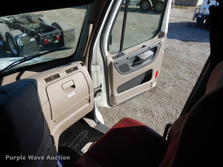 image for item DJ5801 2013 Freightliner Cascadia 125  semi truck