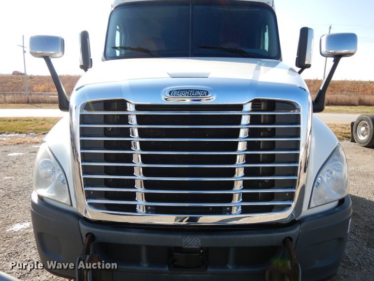 image for item DJ5801 2013 Freightliner Cascadia 125  semi truck