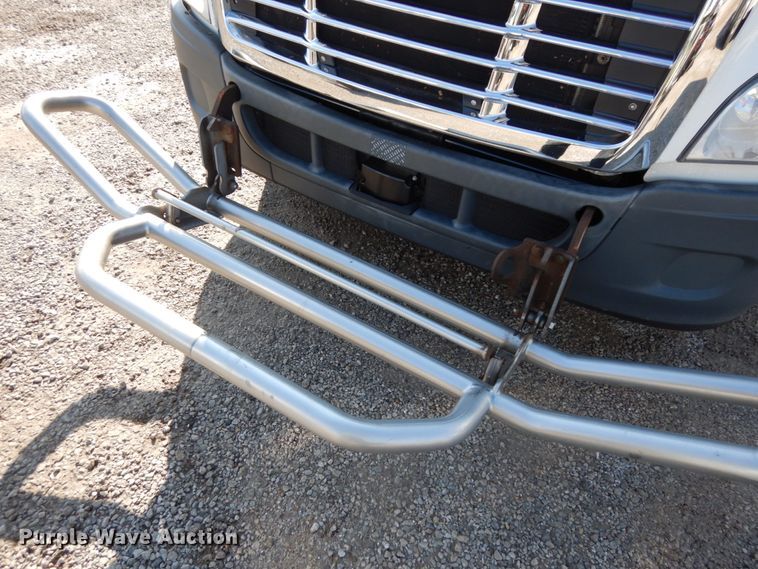 image for item DJ5801 2013 Freightliner Cascadia 125  semi truck